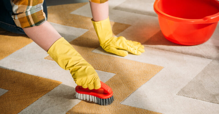 Jak prać dywany: domowymi sposobami czy profesjonalnie?